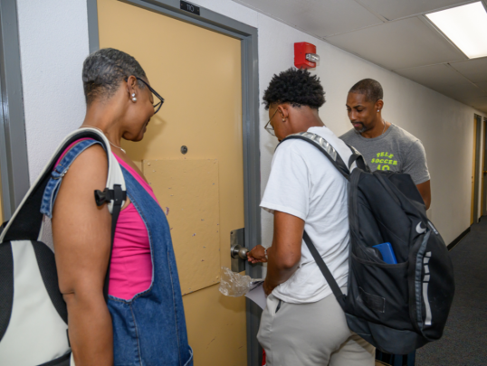 Student and parents during move in